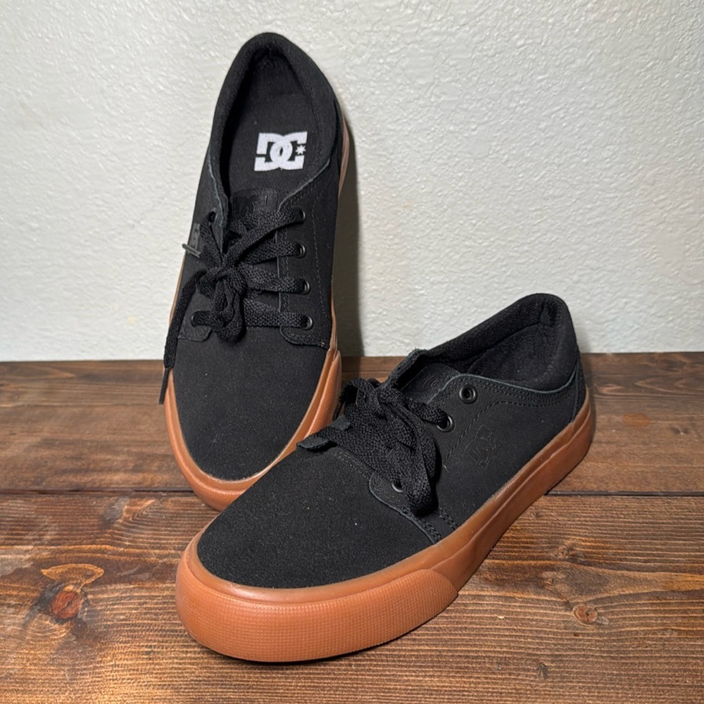 Boys DC shoes size 4
